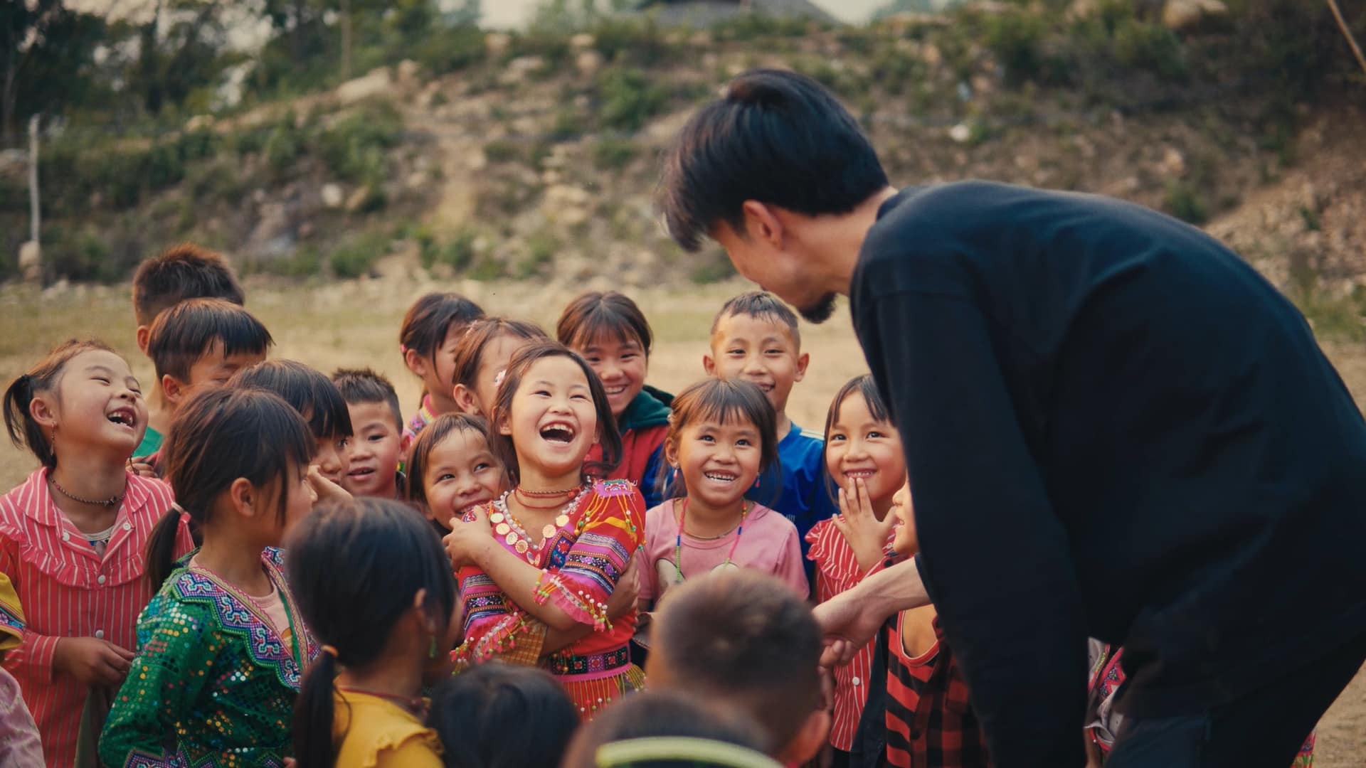 Đã có 1000 em nhỏ được nhận nuôi sau MV mới “Nấu ăn cho em” của Đen Vâu