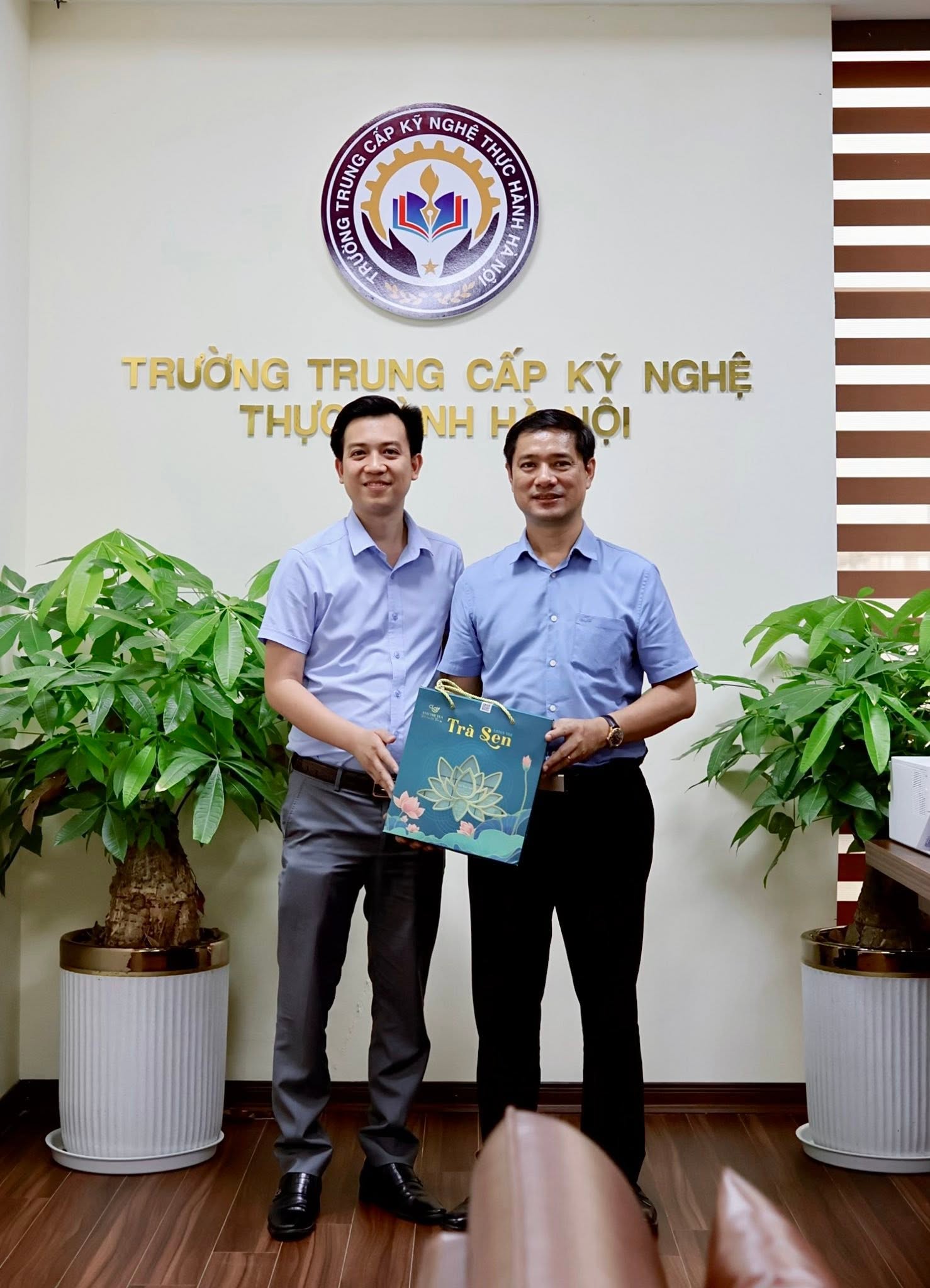 Trường TC Kỹ Nghệ Thực Hành Hà Nội Đón Tiếp Giám Đốc Trung Tâm Đào Tạo Từ Xa Đại Học Ngân Hàng TP.HCM